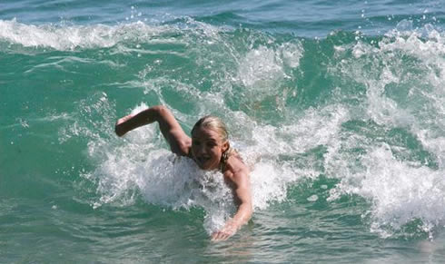 Esercizi per perdere peso: Cameron Diaz surf