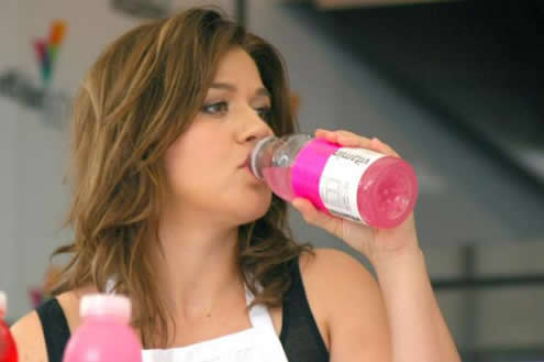 Dieta celebrità: Kelly Clarkson e vitamin water